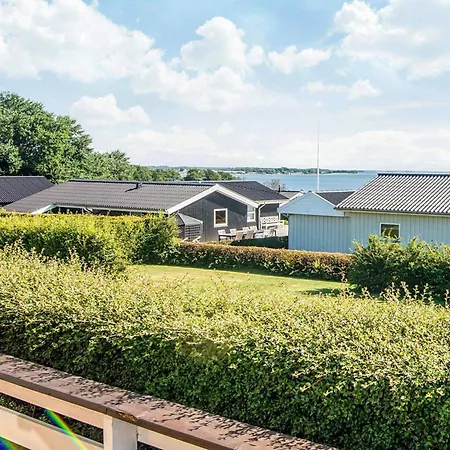 4 Star In Sjolund 度假居