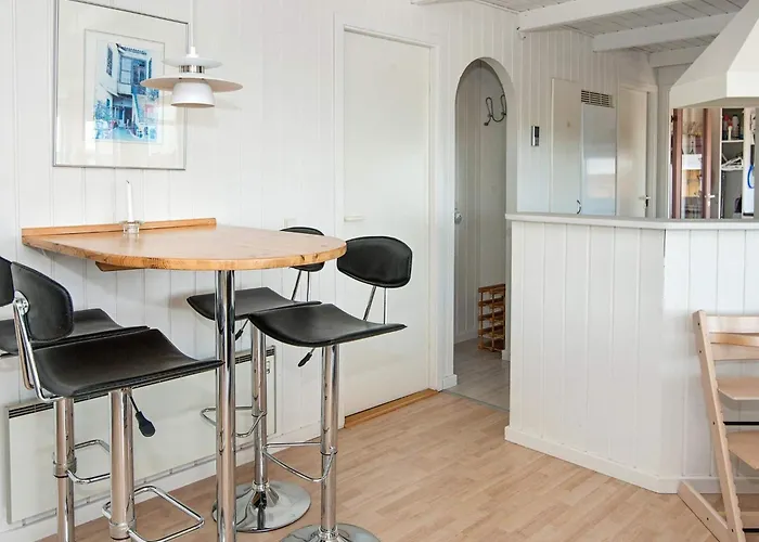 8 Person In Sjolund-by Traum *