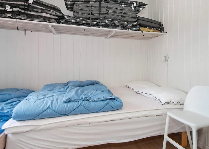 8 Person In Sjolund-by Traum